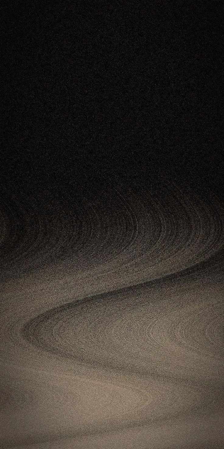 Superficie granular oscura con una veta clara en movimiento.